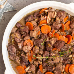 Rindfleisch Burgunder Art mit Bratwürstchen (Bœuf Bourguignon)