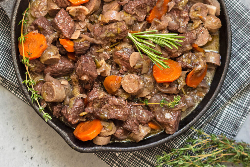 Rindfleisch Burgunder Art mit Bratwürstchen (Bœuf Bourguignon)