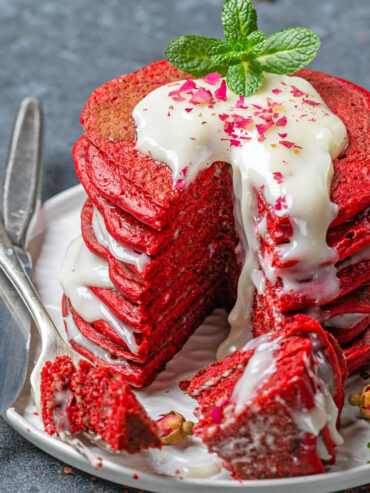 Roter Samt-Pfannkuchen (Red Velvet Pancakes) mit Cream-Cheese-Sauce