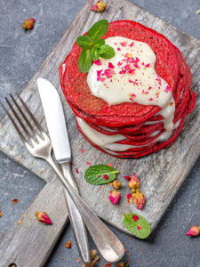 Roter Samt-Pfannkuchen (Red Velvet Pancakes) mit Cream-Cheese-Sauce