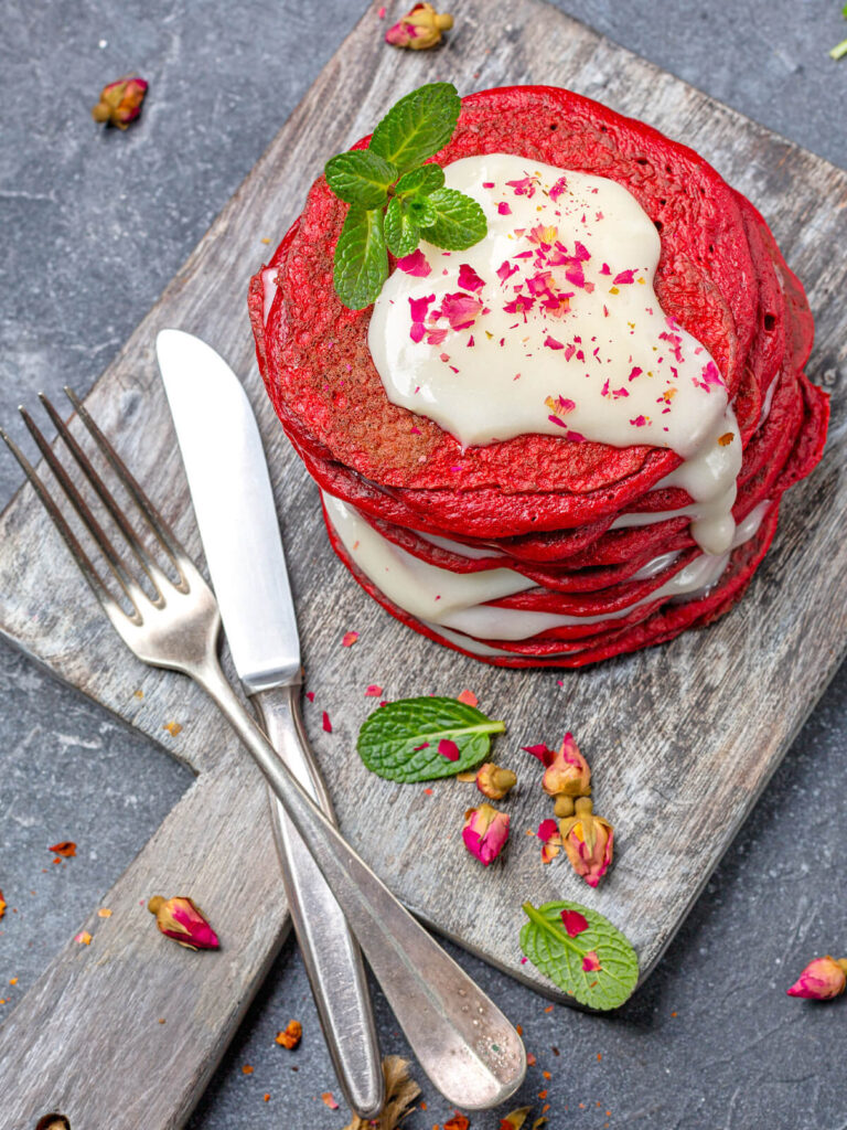 Roter Samt-Pfannkuchen (Red Velvet Pancakes) mit Cream-Cheese-Sauce