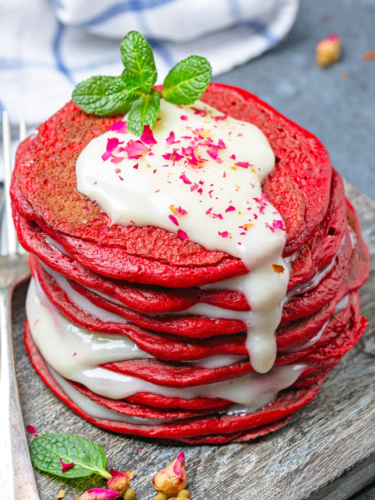 Roter Samt-Pfannkuchen (Red Velvet Pancakes) mit Cream-Cheese-Sauce
