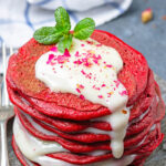 Roter Samt-Pfannkuchen (Red Velvet Pancakes) mit Cream-Cheese-Sauce