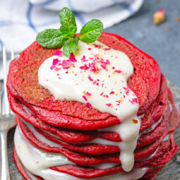 Roter Samt-Pfannkuchen (Red Velvet Pancakes) mit Cream-Cheese-Sauce