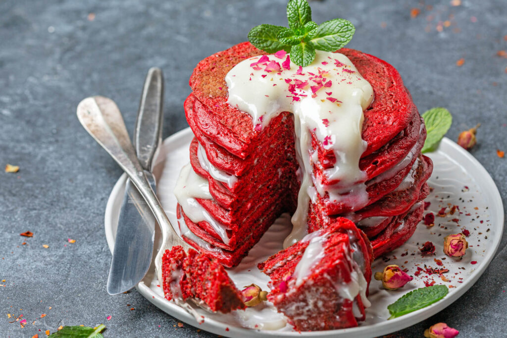 Roter Samt-Pfannkuchen (Red Velvet Pancakes) mit Cream-Cheese-Sauce