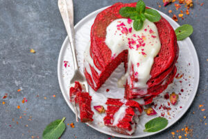Roter Samt-Pfannkuchen (Red Velvet Pancakes) mit Cream-Cheese-Sauce