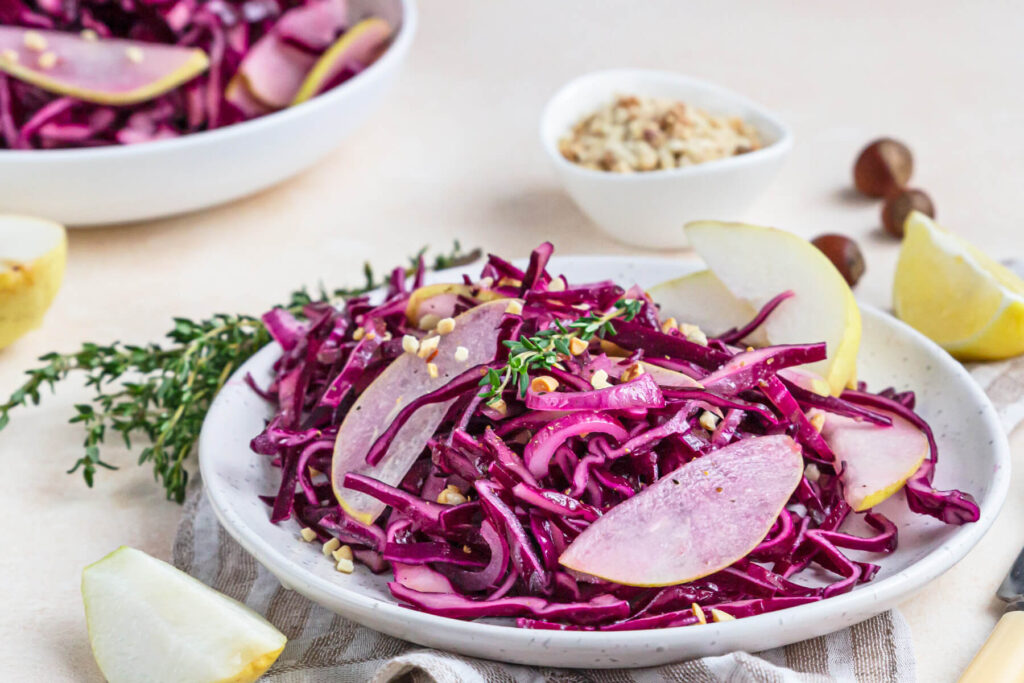 Rotkohlsalat mit Birne und gerösteten Haselnüssen