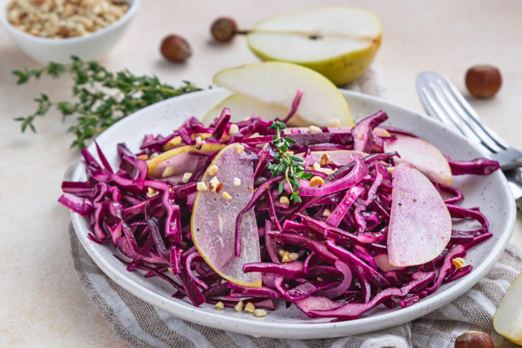 Rotkohlsalat mit Birne und gerösteten Haselnüssen