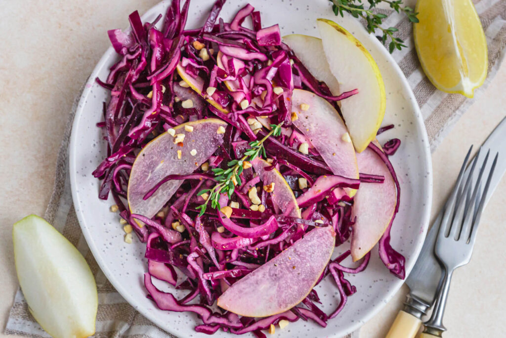 Rotkohlsalat mit Birne und gerösteten Haselnüssen
