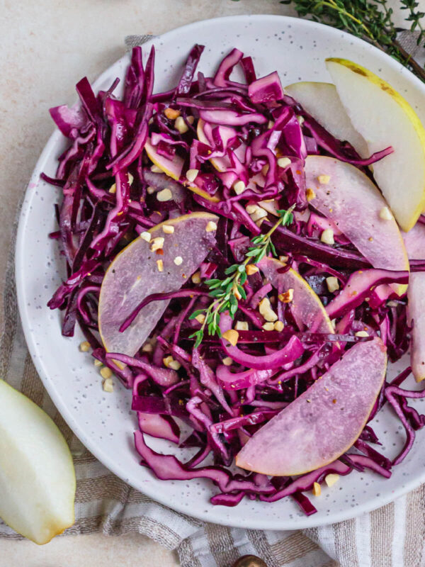 Rotkohlsalat mit Birne und gerösteten Haselnüssen