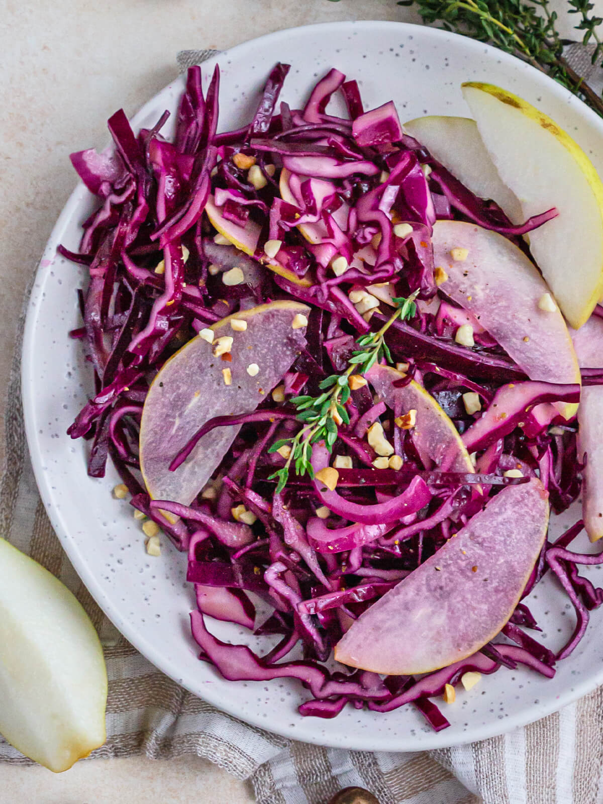 Rotkohlsalat mit Birne und gerösteten Haselnüssen
