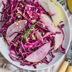 Rotkohlsalat mit Birne und gerösteten Haselnüssen