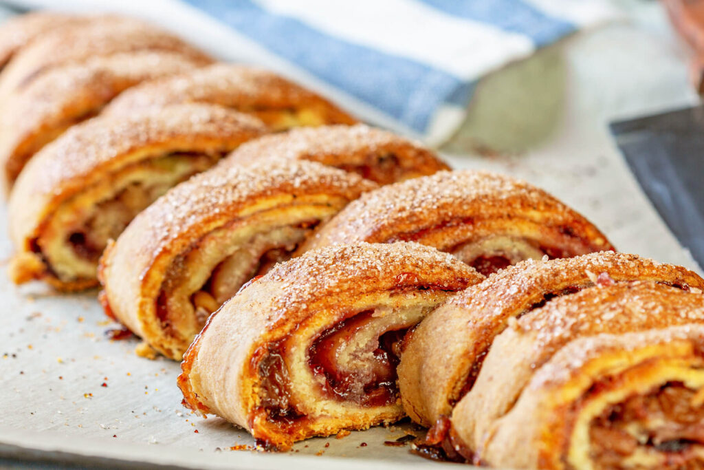 Rugelach-Rolle mit Walnüssen, Rosinen & Marmelade