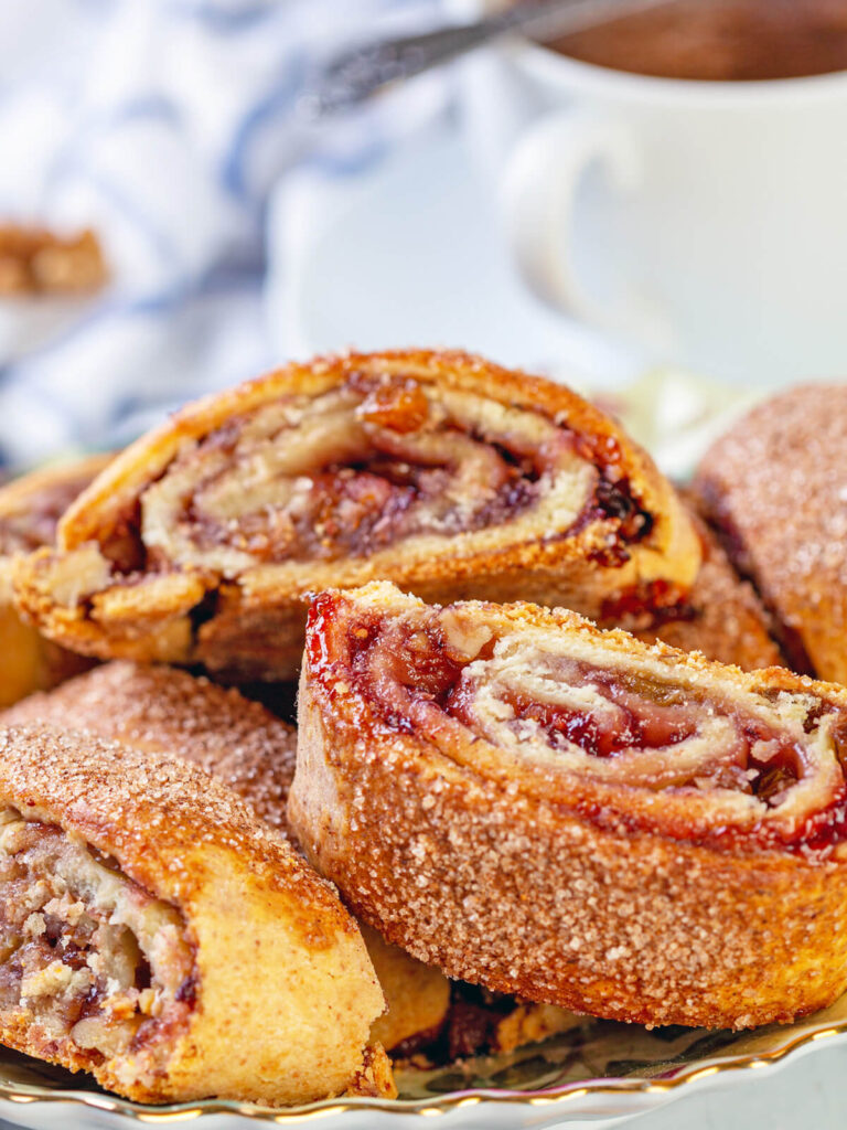 Rugelach-Rolle mit Walnüssen, Rosinen & Marmelade