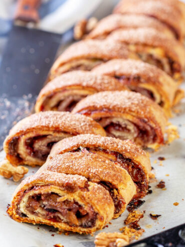 Rugelach-Rolle mit Walnüssen, Rosinen & Marmelade