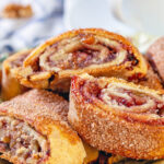 Rugelach-Rolle mit Walnüssen, Rosinen & Marmelade