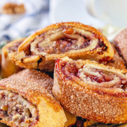 Rugelach-Rolle mit Walnüssen, Rosinen & Marmelade