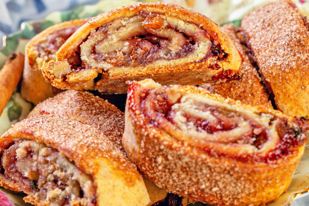 Rugelach-Rolle mit Walnüssen, Rosinen & Marmelade