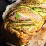 Rustikales Pesto-Brot mit Käse und Kräutern