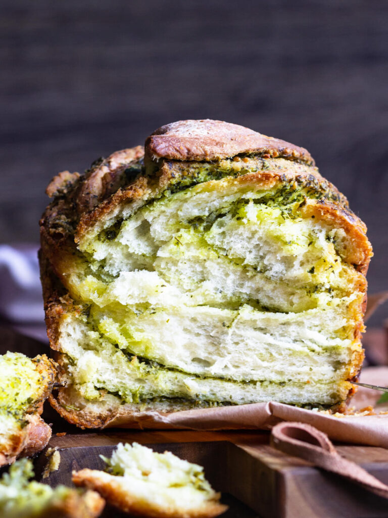 Rustikales Pesto-Brot mit Käse und Kräutern