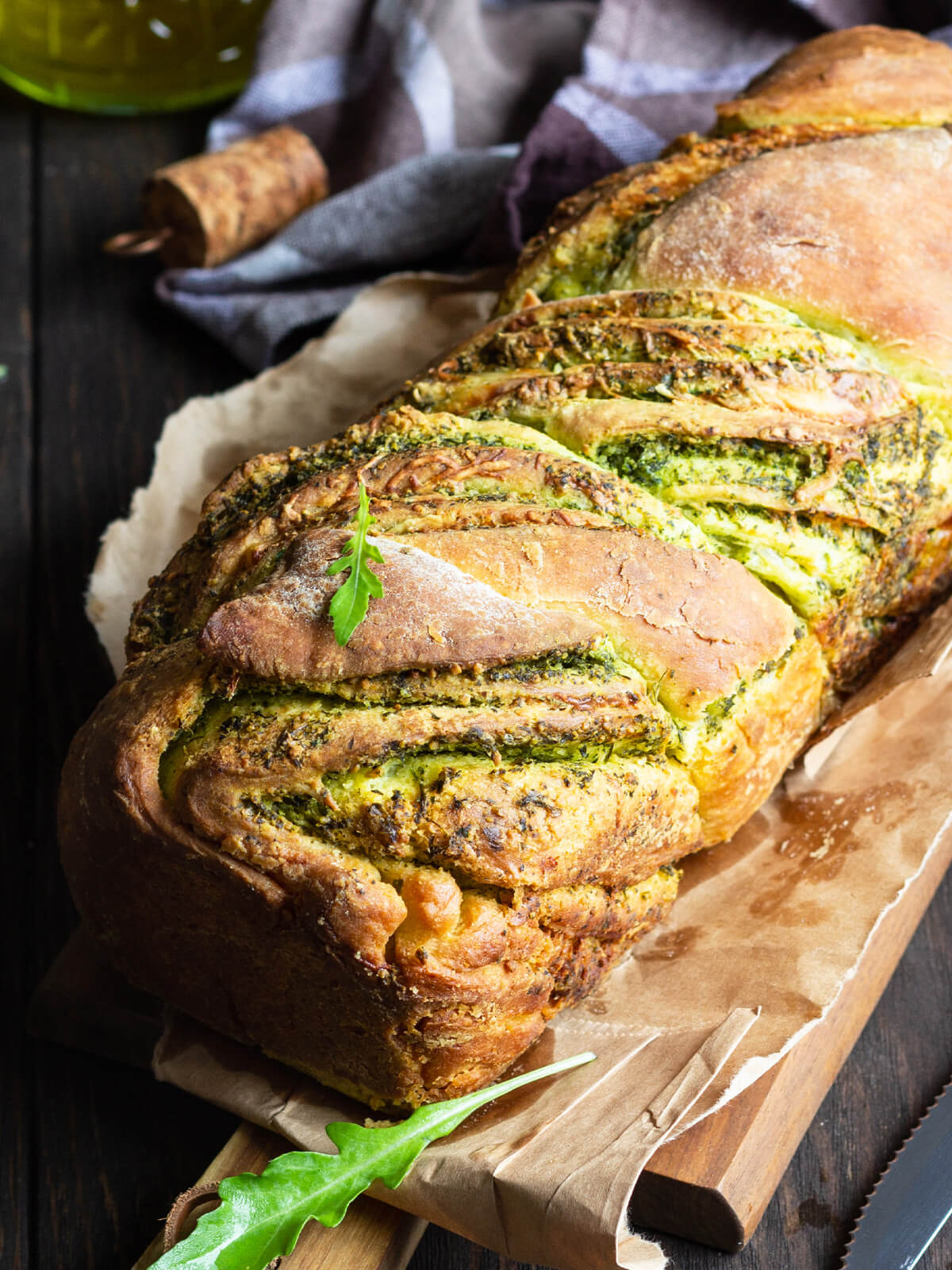 Rustikales Pesto-Brot mit Käse und Kräutern