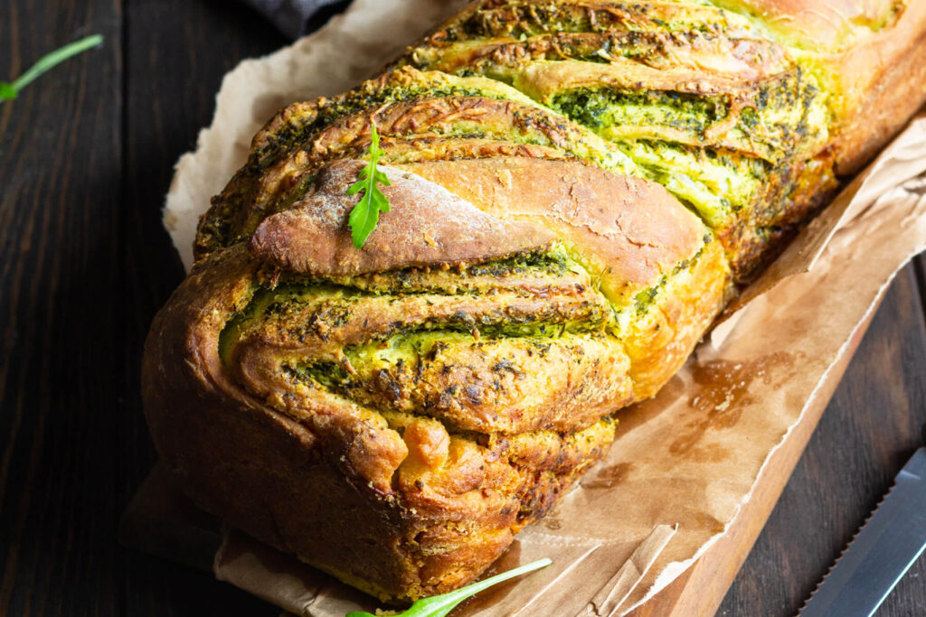 Rustikales Pesto-Brot mit Käse und Kräutern