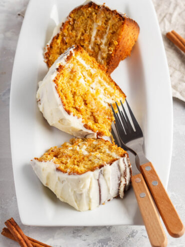 Saftiger Karottenkuchen mit Frischkäse-Frosting