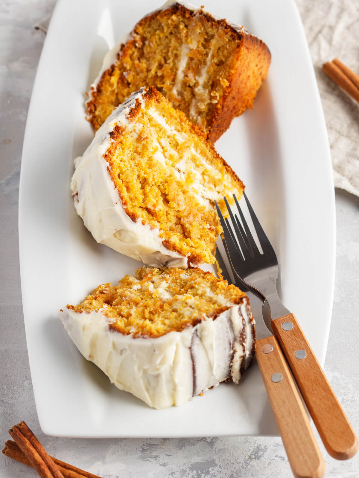 Saftiger Karottenkuchen mit Frischkäse-Frosting