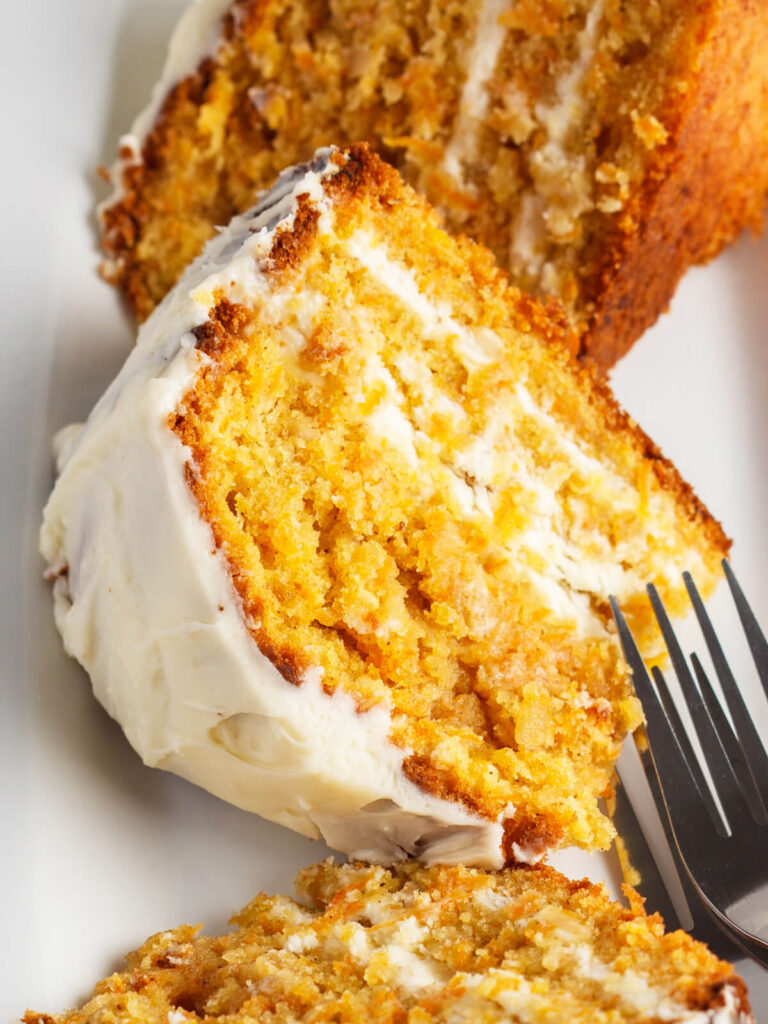 Saftiger Karottenkuchen mit Frischkäse-Frosting