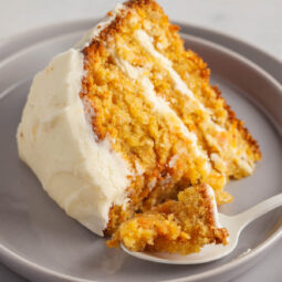 Saftiger Karottenkuchen mit Frischkäse-Frosting