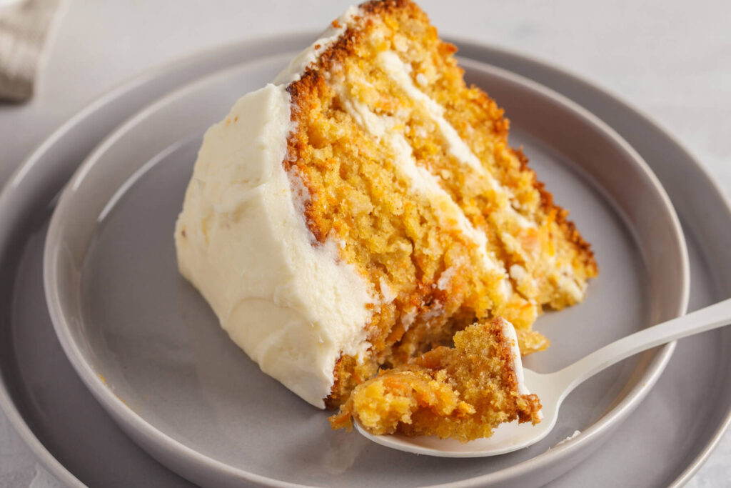 Saftiger Karottenkuchen mit Frischkäse-Frosting