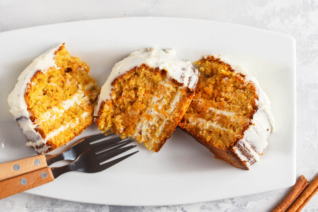 Saftiger Karottenkuchen mit Frischkäse-Frosting