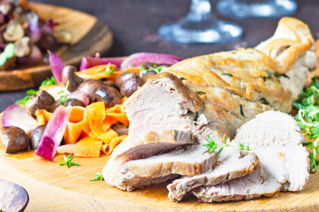 Saftiger Roastbeef mit aromatischem Gemüse aus Waldpilzen und Möhren