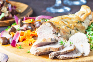 Saftiger Roastbeef mit aromatischem Gemüse aus Waldpilzen und Möhren