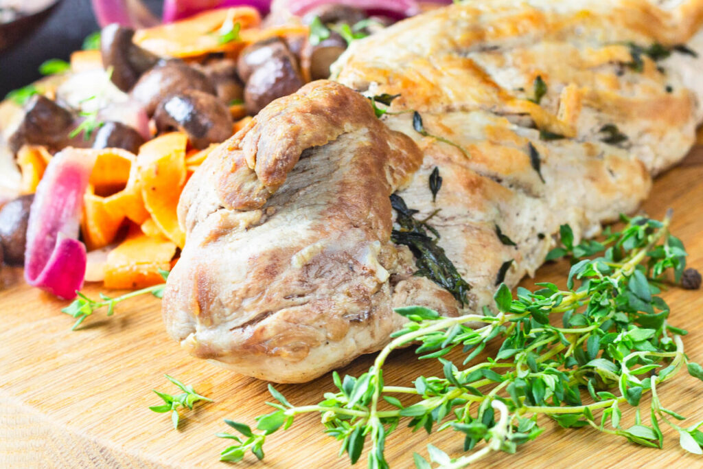 Saftiger Roastbeef mit aromatischem Gemüse aus Waldpilzen und Möhren