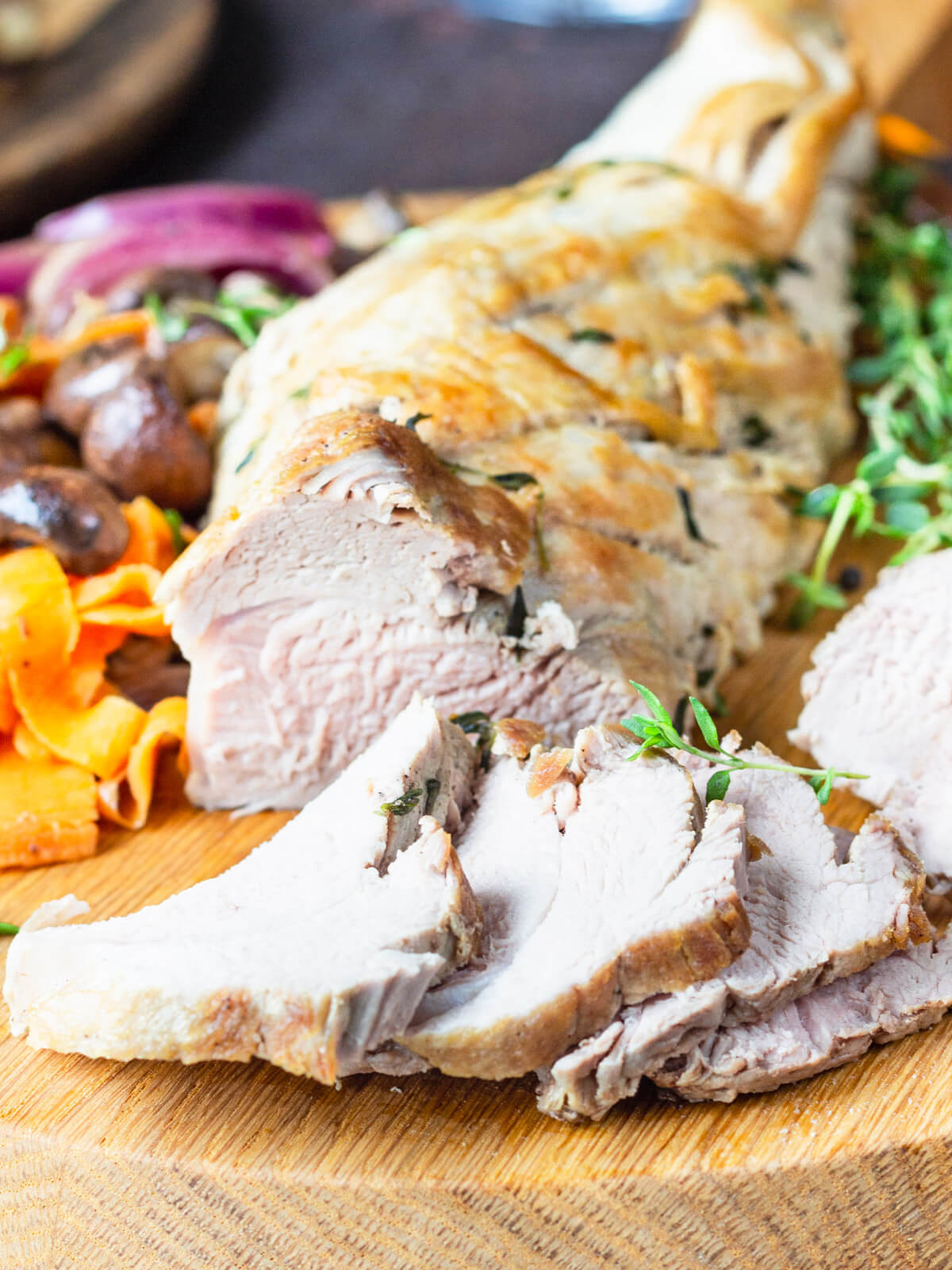 Saftiger Roastbeef mit aromatischem Gemüse aus Waldpilzen und Möhren