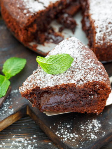 Saftiger Schoko-Brownie-Kuchen (Fudgy Chocolate Cake)