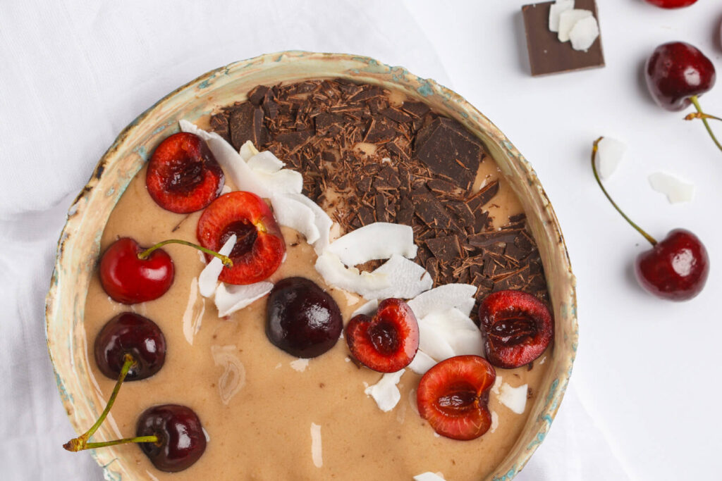 Schoko-Kirsch Smoothie Bowl mit Haferflocken & Kokos (Vegan)