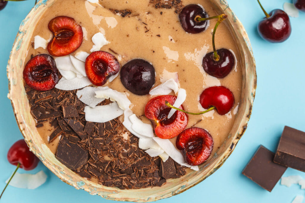 Schoko-Kirsch Smoothie Bowl mit Haferflocken & Kokos (Vegan)