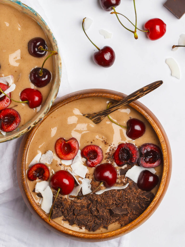 Schoko-Kirsch Smoothie Bowl mit Haferflocken & Kokos (Vegan)