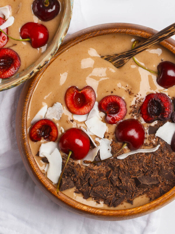 Schoko-Kirsch Smoothie Bowl mit Haferflocken & Kokos (Vegan)