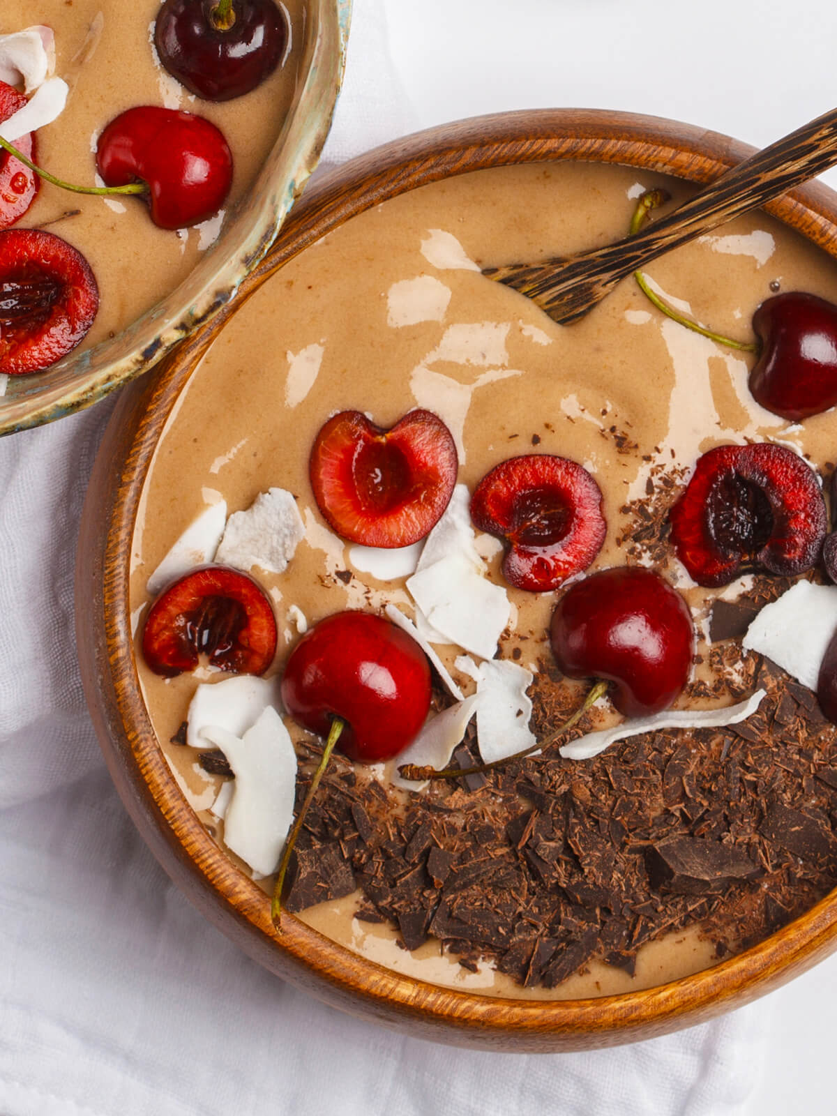 Schoko-Kirsch Smoothie Bowl mit Haferflocken & Kokos (Vegan)