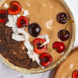 Schoko-Kirsch Smoothie Bowl mit Haferflocken & Kokos (Vegan)