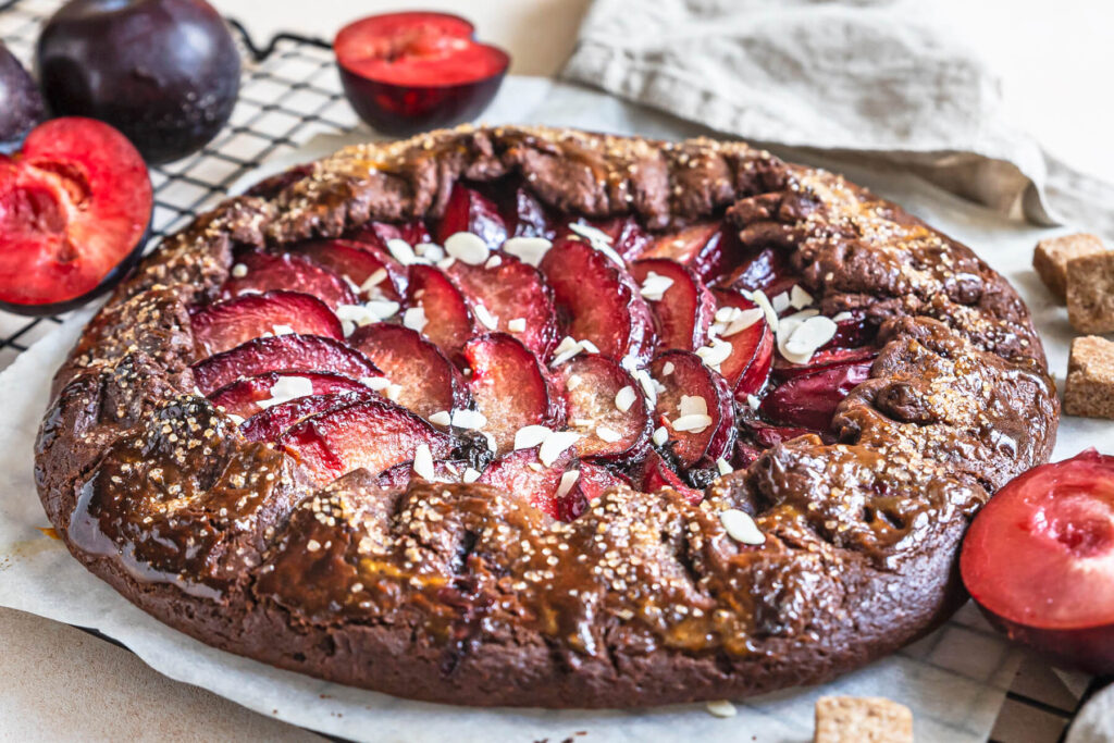 Schokoladengalette mit Pflaumen – Das rustikale Mürbeteiggebäck