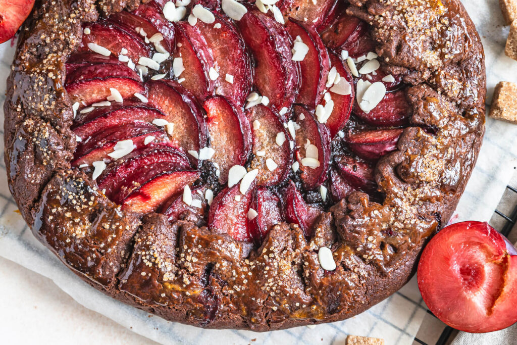 Schokoladengalette mit Pflaumen – Das rustikale Mürbeteiggebäck