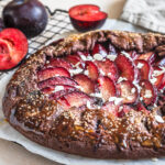 Schokoladengalette mit Pflaumen – Das rustikale Mürbeteiggebäck