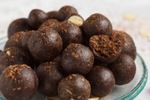 Vegane Energie-Kugeln mit Hanfmus, Carob & Datteln