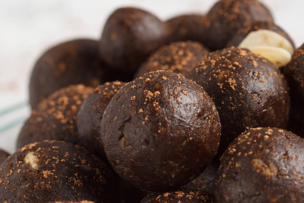 Vegane Energie-Kugeln mit Hanfmus, Carob & Datteln