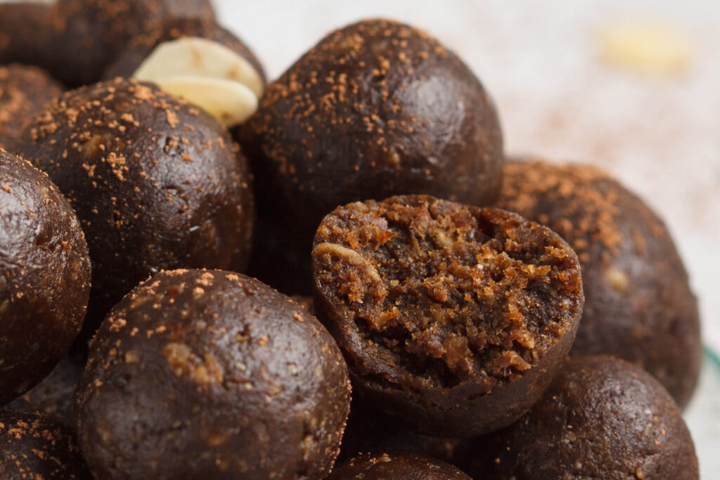 Vegane Energie-Kugeln mit Hanfmus, Carob & Datteln