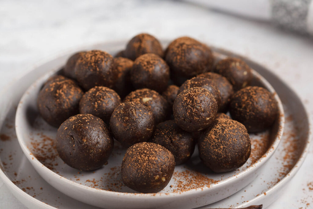 Vegane Energie-Kugeln mit Hanfmus, Carob & Datteln